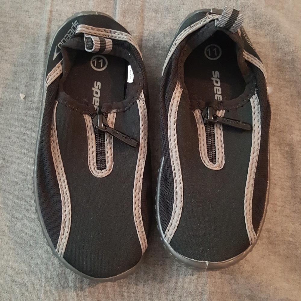 Speedo kids water shoes size 11